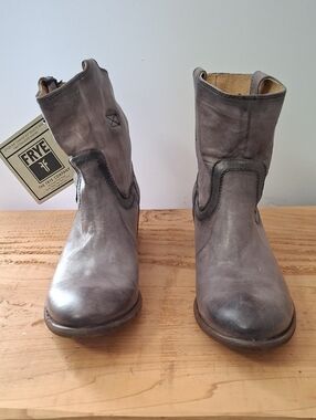 Frye Carson Tab Short Leather  Boots, Brand New